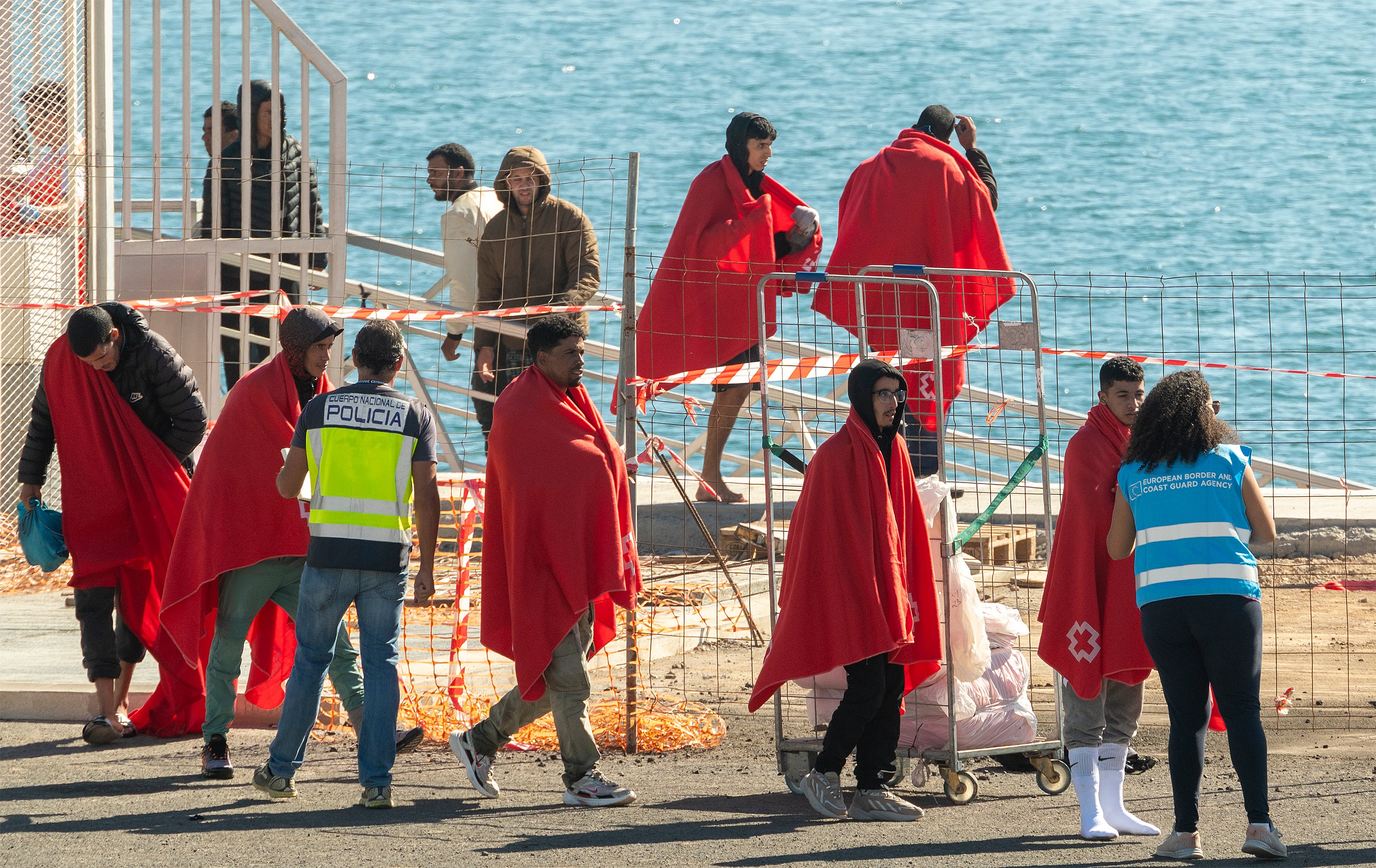 Arrecife (LANZAROTE), 19/11/2023.- La Salvamar Al Nair ha rescatado hoy domingo a 49 personas de origen magrebí, entre ellas 3 mujeres y un menor, cuando viajaban en una embarcación al este de Lanzarote. Todos han sido trasladados al puerto de Arrecife. EFE/ Adriel Perdomo
