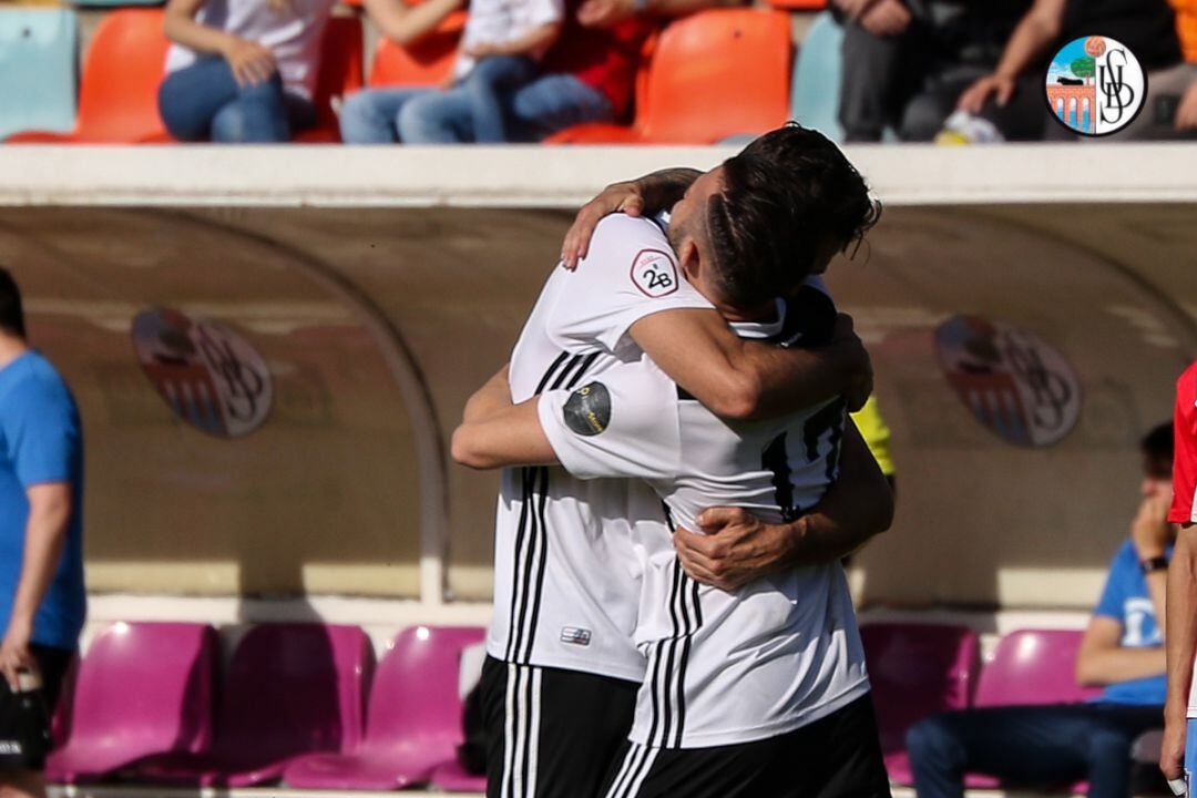 Abrazo de los jugadores en el Helmántico en el choque ante el Navalcarnero.