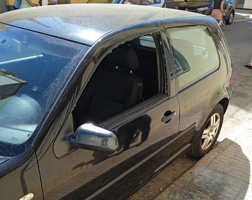 Los agentes de la Policía Local rompieron la ventanilla del coche para rescatar al menor.