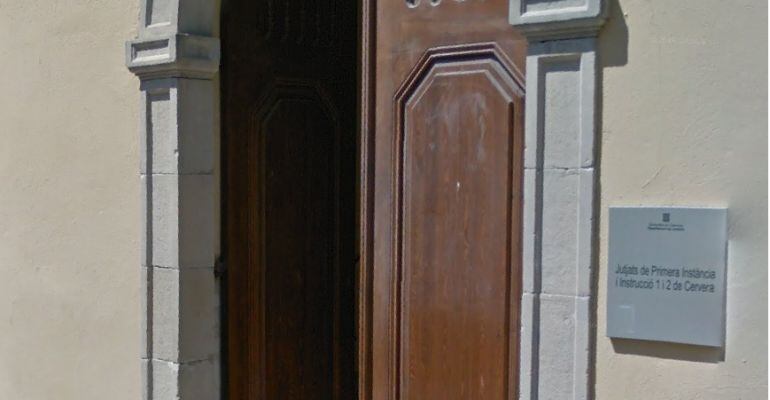 Porta d'entrada dels Jutjats de Primera Instància i Instrucció 1 i 2 de Cervera
