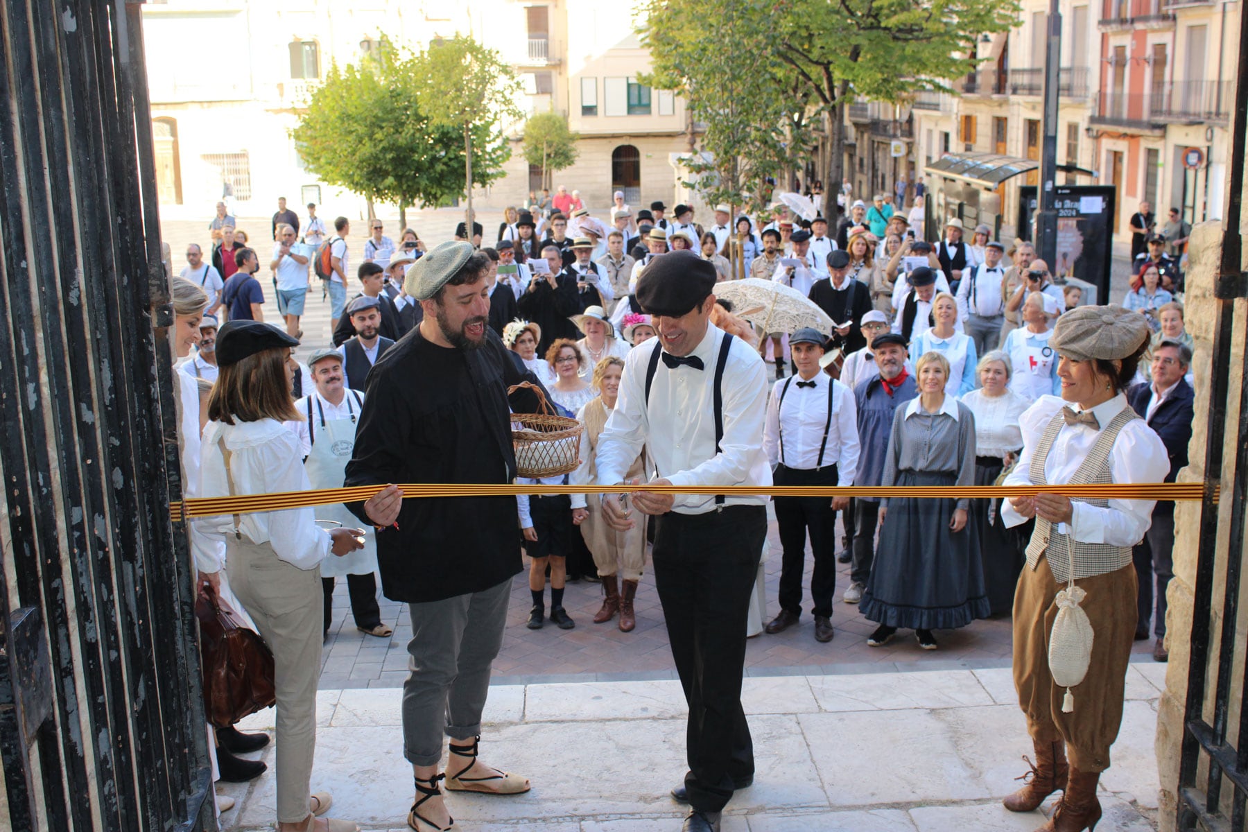Toni Francés en el momento de cortar la cinta de inauguración de la Feria acompañado por Àlex Cerradelo y Lorena Zamorano