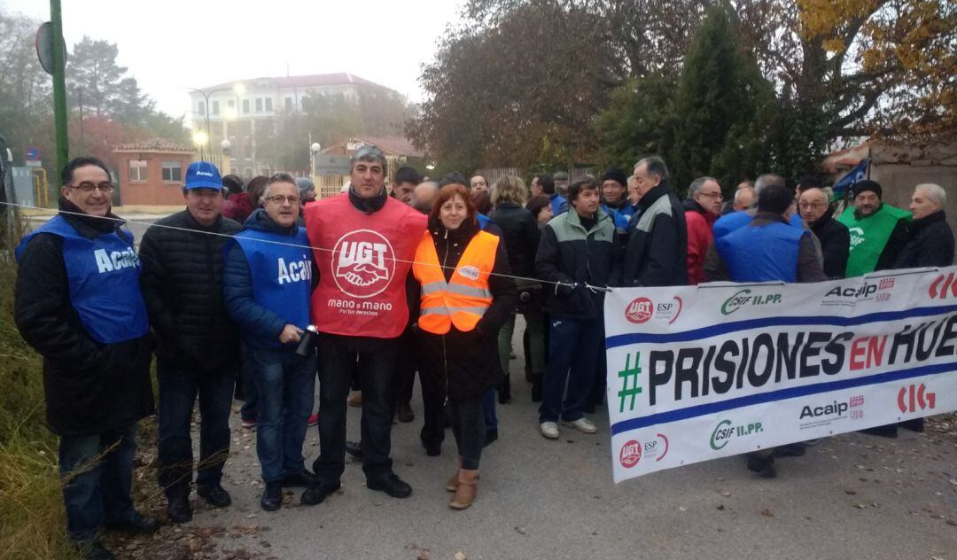 Miembros de varios sindicatos de prisiones ante el centro penitenciario de Burgos