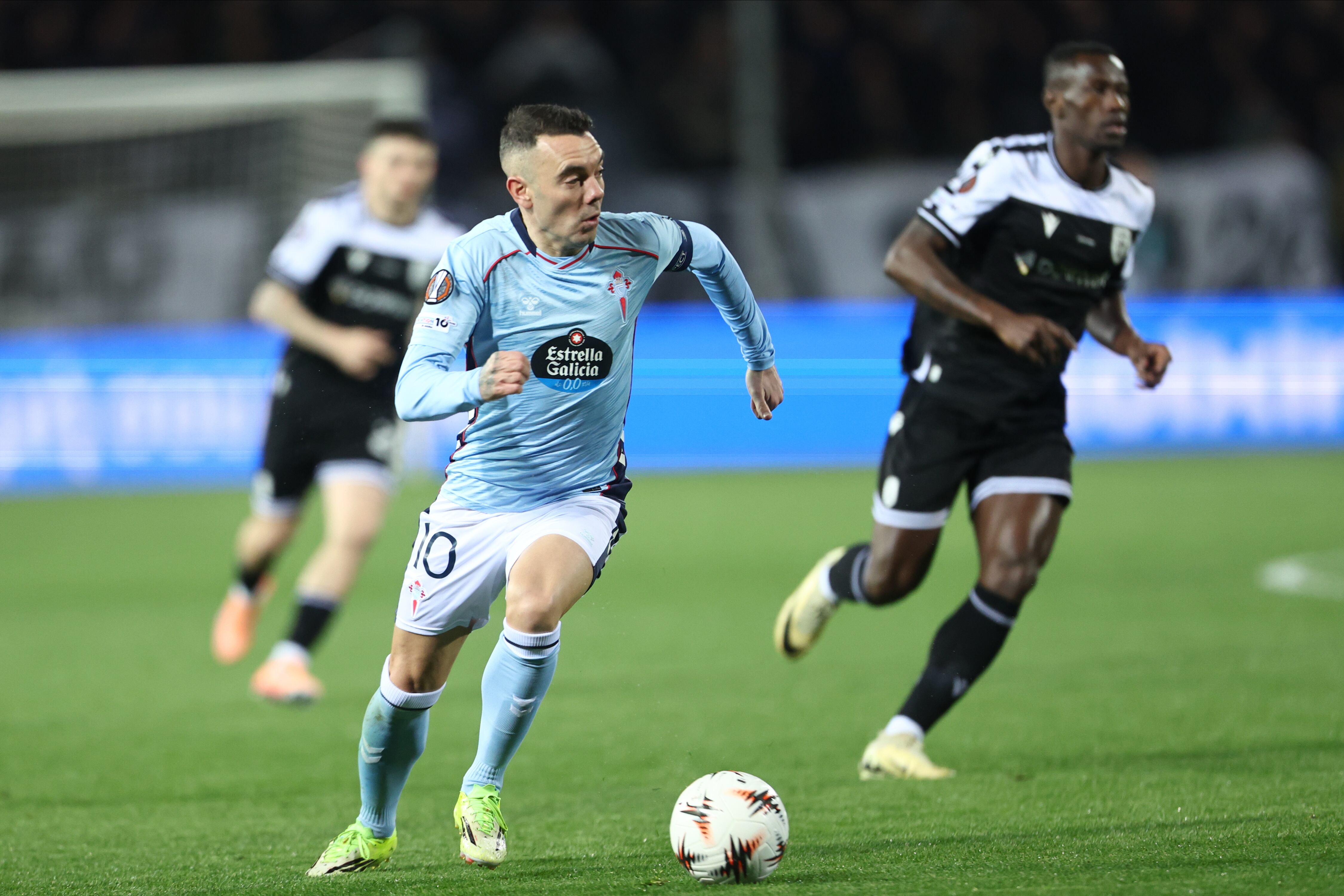 THESSALONIKI (Greece), 19/02/2026.- Iago Aspas (C) of Celta in action against Mady Camara (R) of Paok during the UEFA Europa League play-offs, 1st leg soccer match between PAOK and Celta Vigo in Thessaloniki, Greece, 19 February 2026. (Grecia, Salónica) EFE/EPA/ACHILLEAS CHIRAS