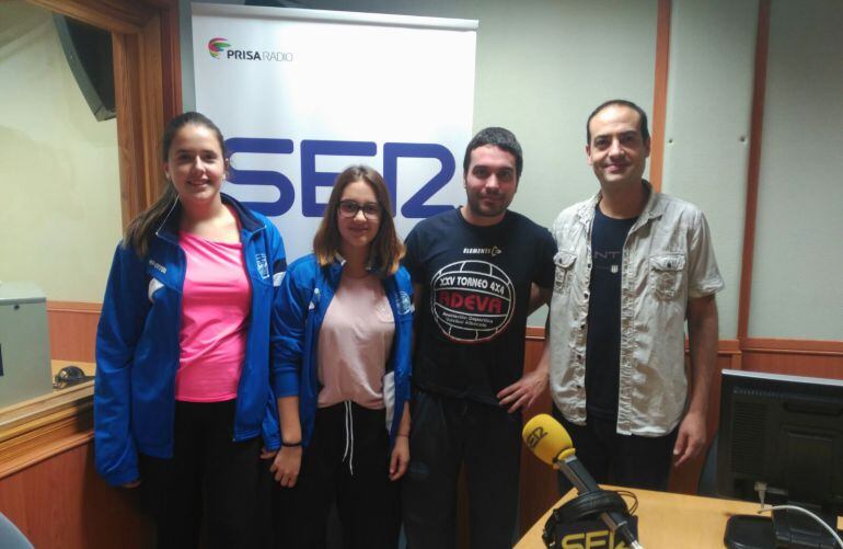 Pablo Delgado, Presidente de ADEVA; ‘Choche’ Molina, entrenador del club, y Elena Cerro y Gloria Felipe, dos jóvenes jugadoras de voleibol de 14 años