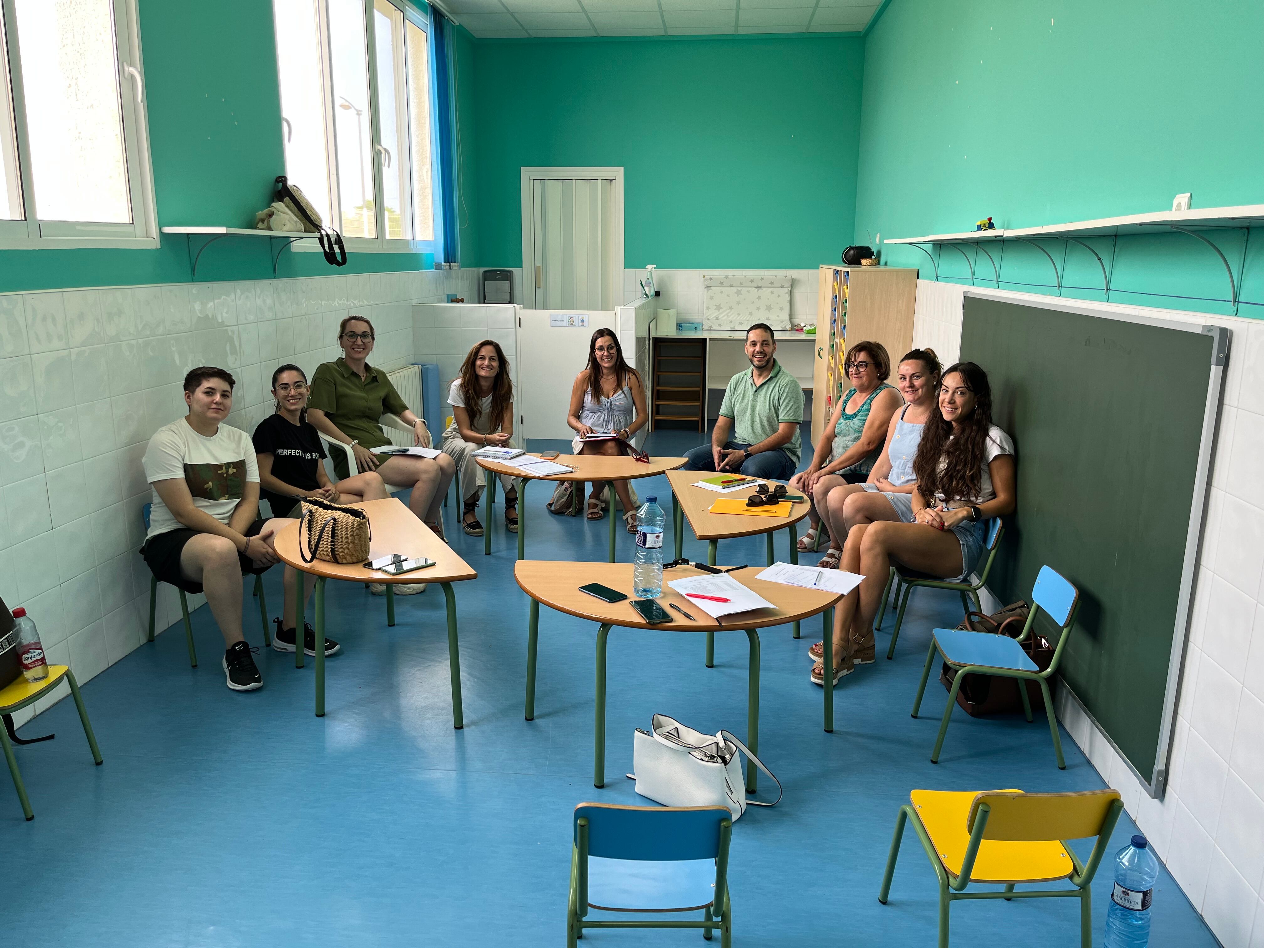 Reunión del alcalde José Ramiro y la concejala de Educación, Mar Chesa con el claustro.