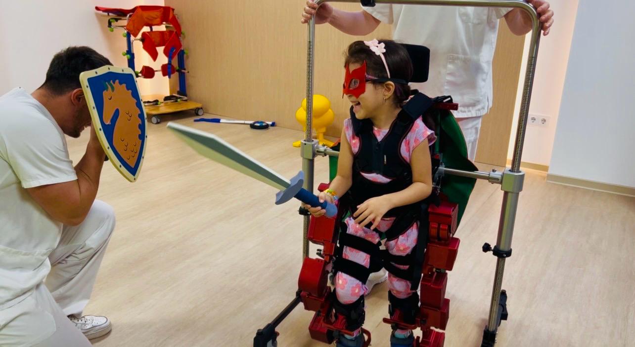 Paciente pediátrica con el exoesqueleto