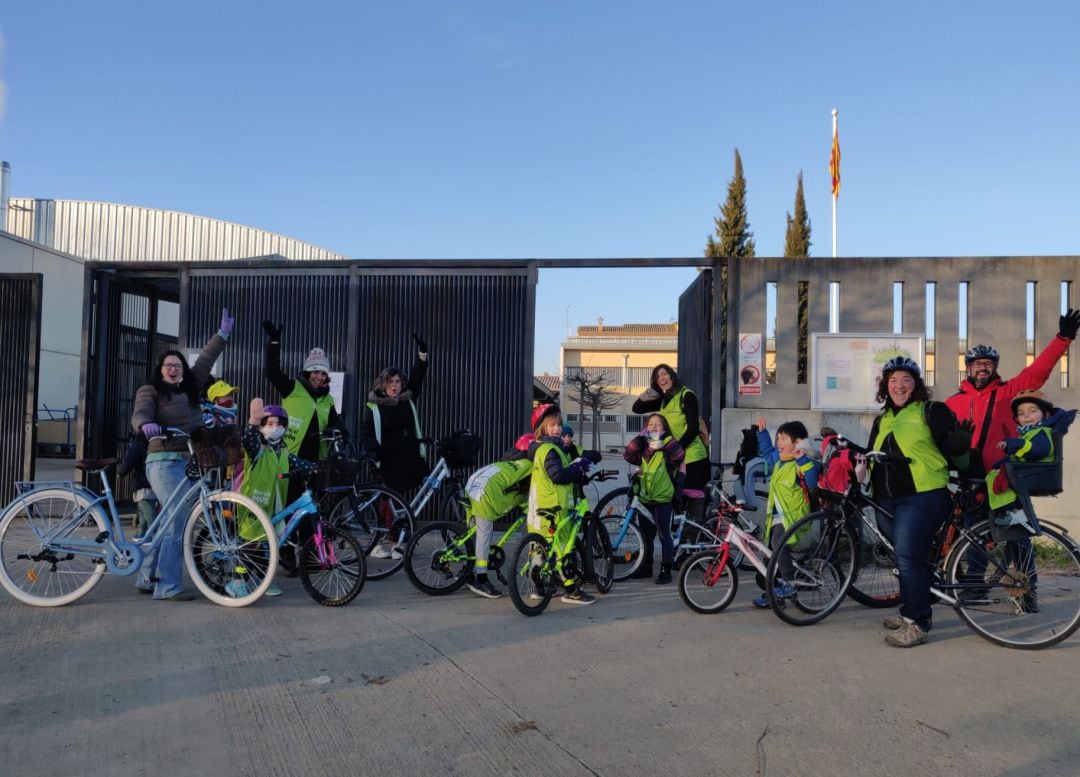 Una imatge de l&#039;arribada dels ciclistes a l&#039;escola.