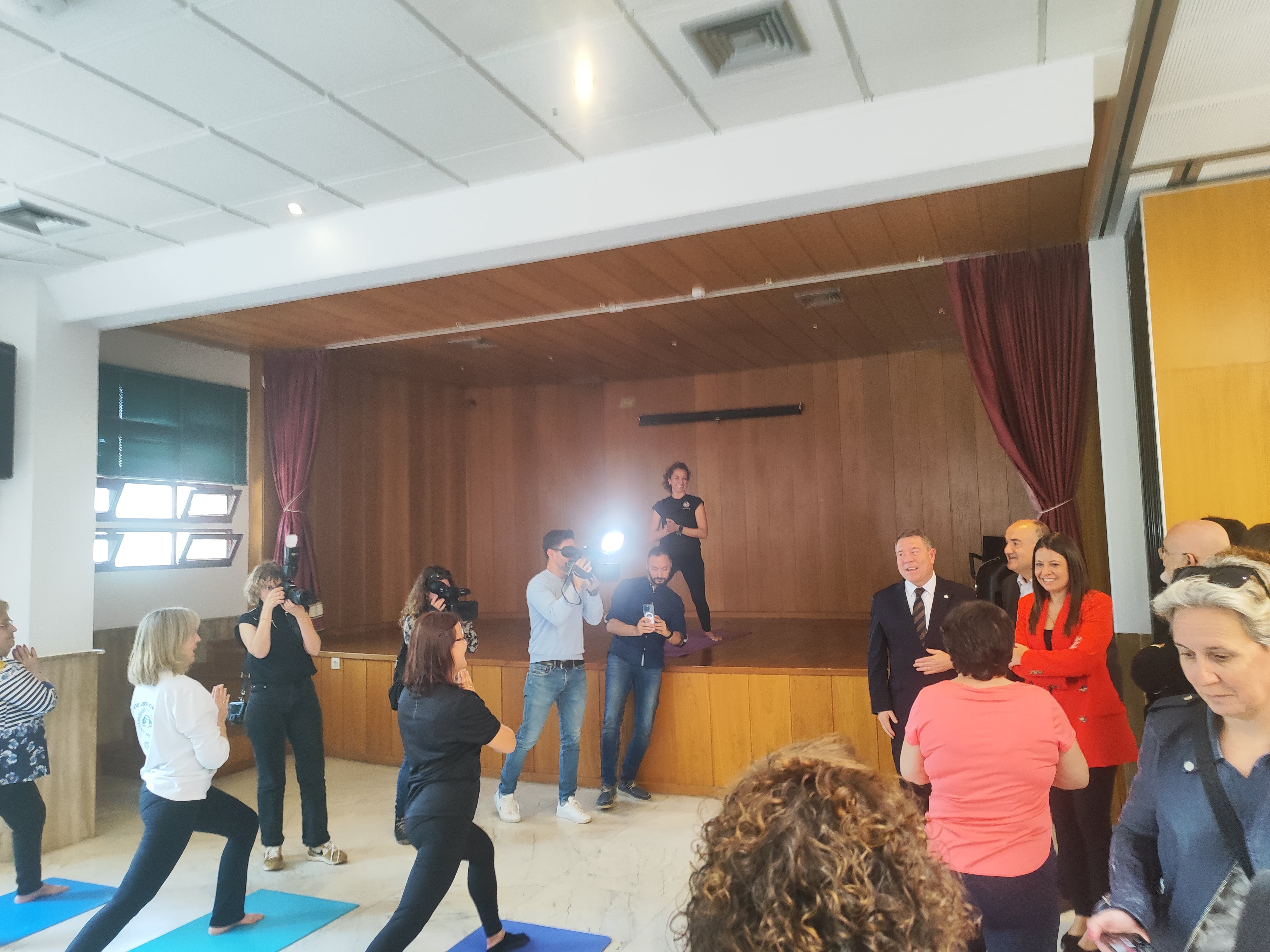 Zona multiusos del Centro de Mayores en el que los usuarios practicaban yoga