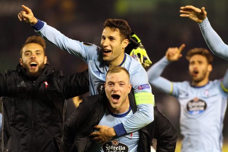 John Guidetti  y Mallo  celebran la clasificación del Celta para dieciseisavos de final de la Europa Leaguse