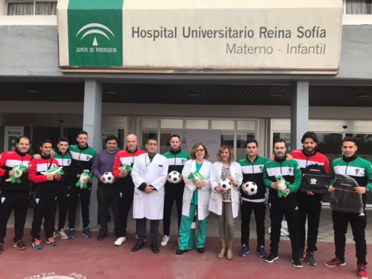 El Itea Córdoba CF visita a los pequeños ingresados en el Hospital Reina Sofía