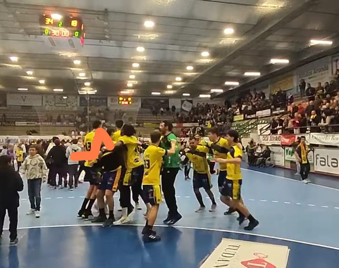 La alegría de la plantilla arandina tras su clasificación para la fase por el título el pasado sábado en el Santiago Manguán