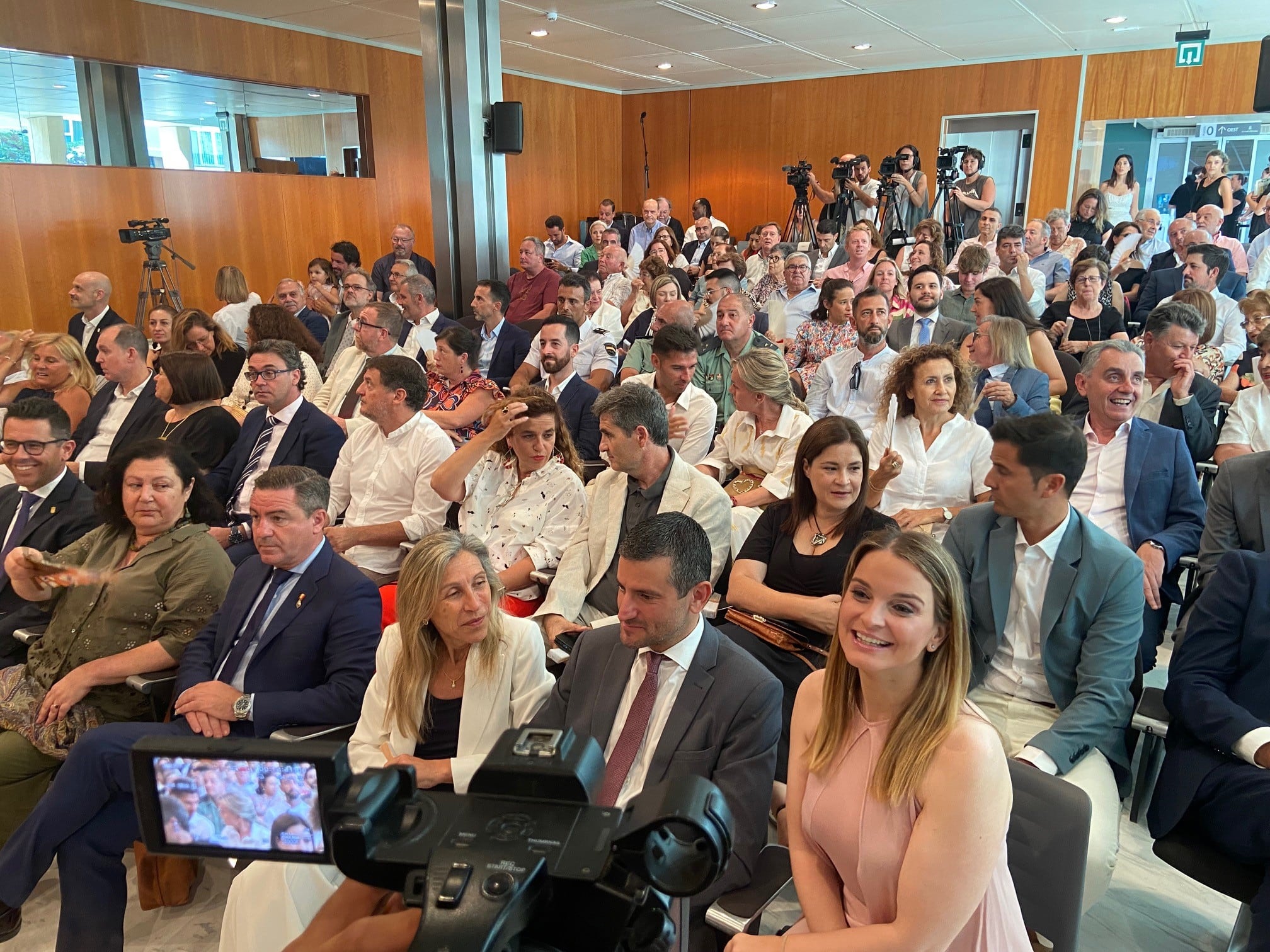 El salón de plenos del Consell se ha llenado de asistentes al pleno de investidura