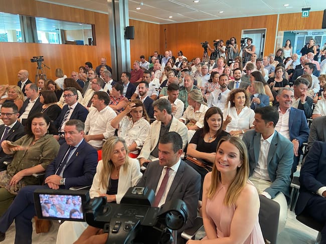 El salón de plenos del Consell se ha llenado de asistentes al pleno de investidura