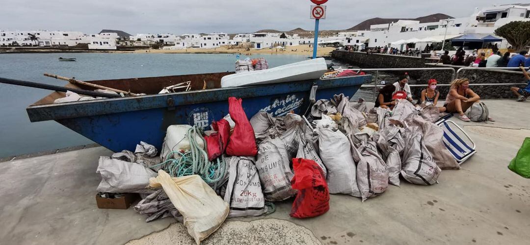 Parte de los residuos retirados el pasado sábado 12 de junio de 2021 en La Graciosa.