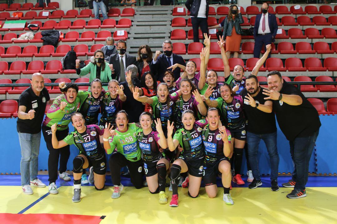El Rincón Fertilidad celebrando el título de la EHF 