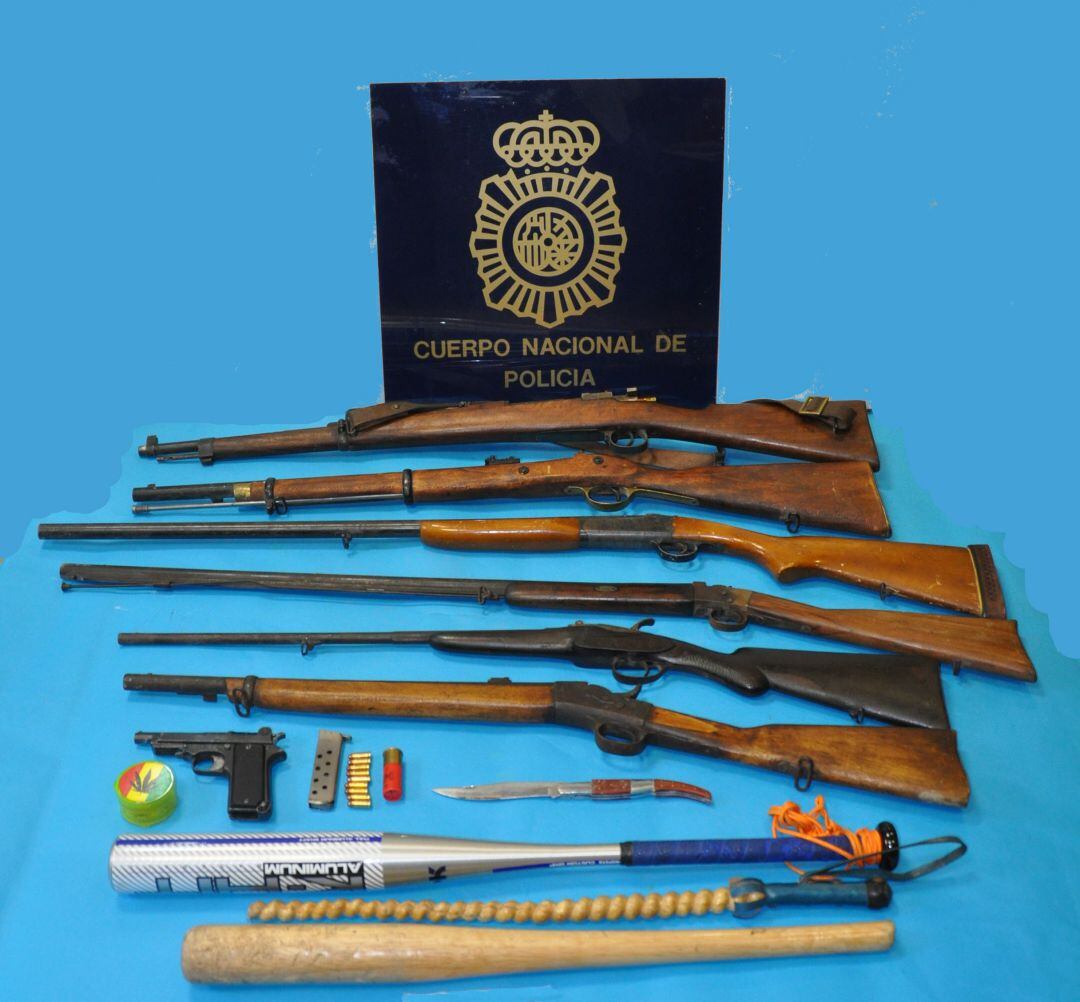 Armas requisadas en la operación policial.