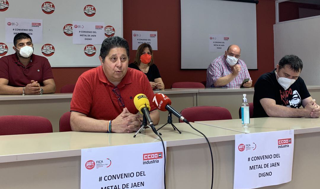 Representantes sindicales durante la rueda de prensa.