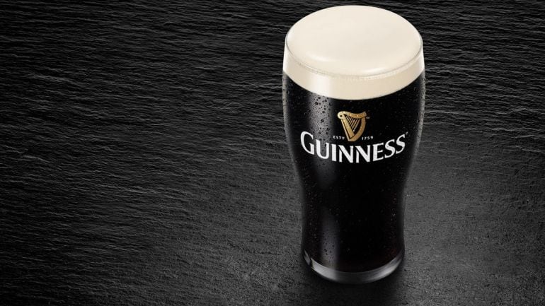 Pinta de la cerveza negra irlandesa &#039;Guinness&#039;.