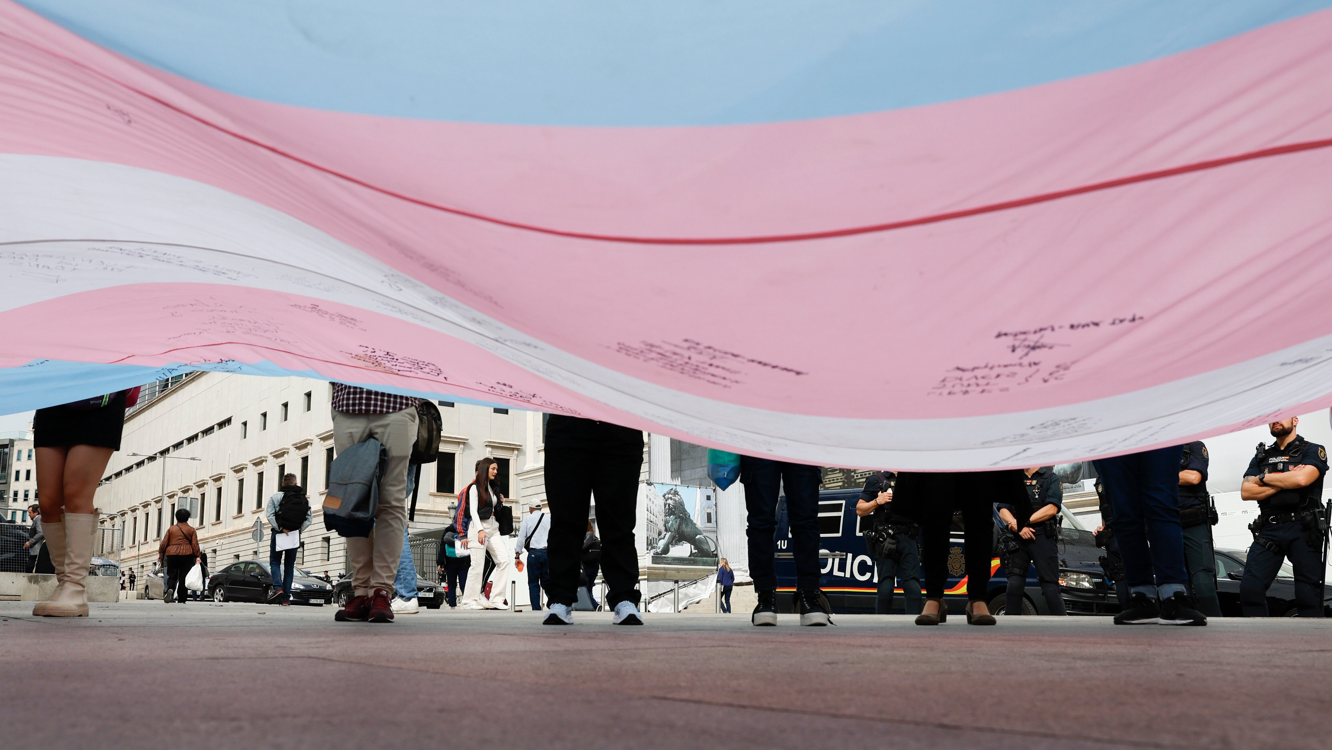 Acto por la igualdad trans organizado por la Federación Estatal LGTBI+, la Fundación Triángulo y Chrysallis en apoyo a la tramitación de la Ley Trans celebrado en la plaza de las Cortes frente al Congreso de los Diputados en Madrid este jueves