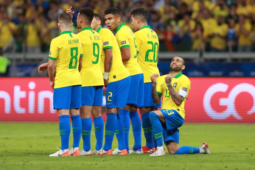 Dani Alves reza antes del tiro libre ejecutado por Messi.