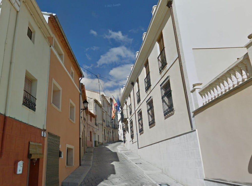 Ayuntamiento de l'Alqueria d'Asnar al fondo