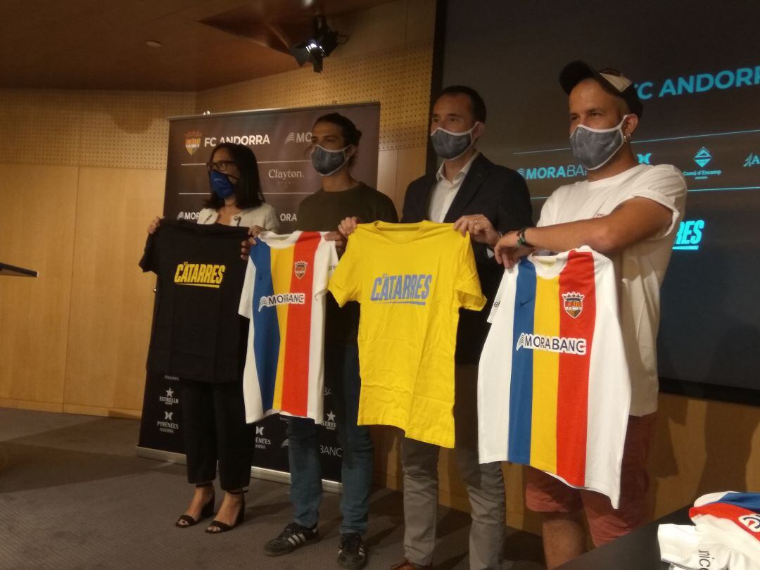 Els membres de Catarres Jan Riera i Ernest Vergés amb el president del club Ferran Vilaseca i la directora de banca país de Morabanc, Marta Riera, durant la presentació oficial de l'himne de l'FC Andorra.