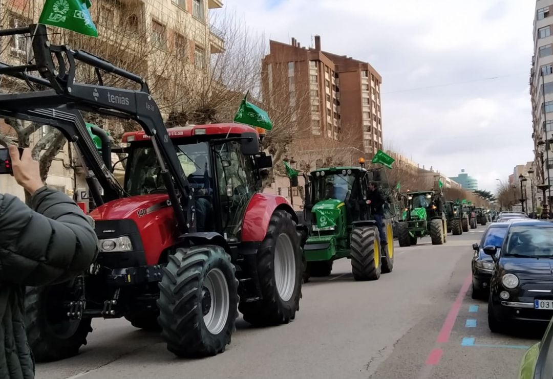 Tractores recorren la calle Vitoria en la protesta de las organizaciones del campo