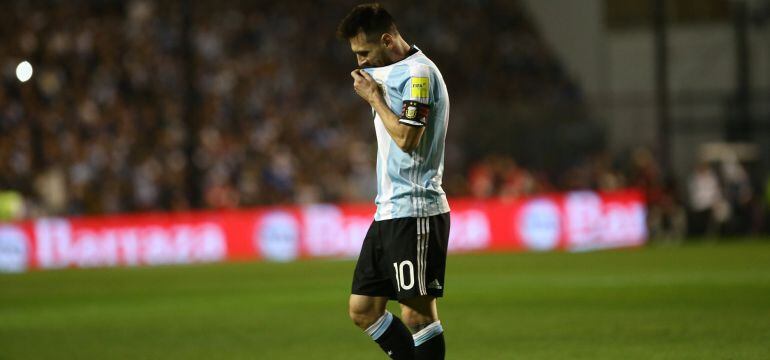 Messi se muerde la camiseta tras empatar frente a Perú en La Bombonera