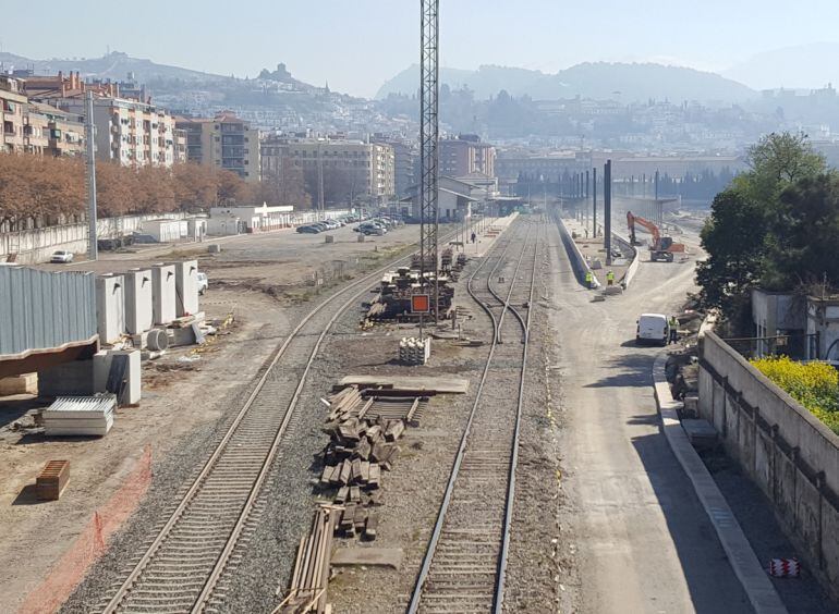 Las vías seguirán desiertas en la entrada a Granada algunos meses más