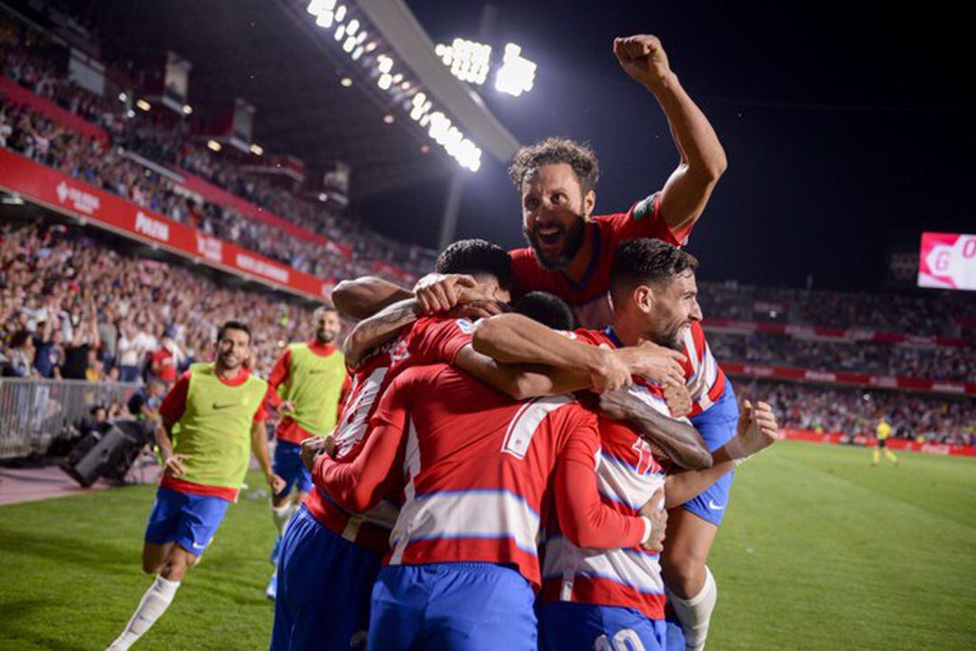 El Granada celebra uno de los tantos ante el Barcelona