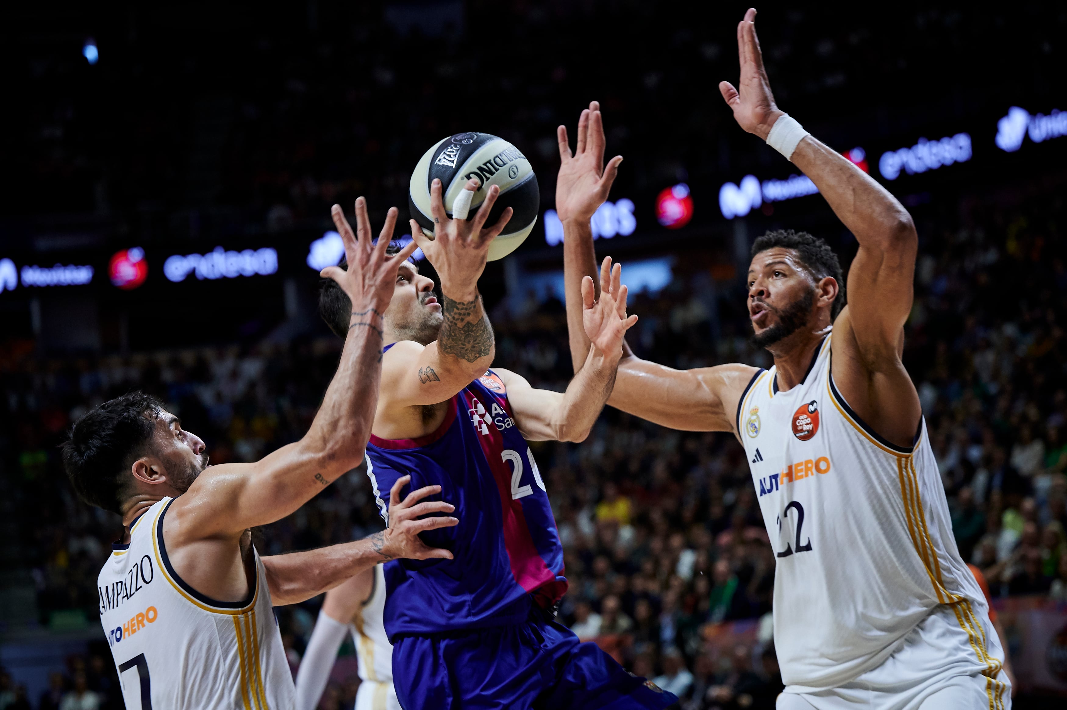 Edy Tavares, Facundo Campazzo y Nico Laprovittola pelean el balón durante la final de la Copa del Rey de Baloncesto entre el Real Madrid y el FC Barcelona disputada en el Martin Carpena Arena. (Photo by Borja B. Hojas/Getty Images)