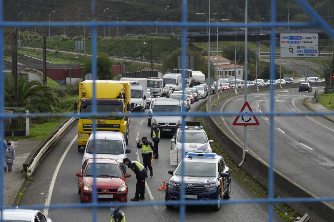 Varios agentes de Policía Nacional durante un control de movilidad en la parroquia de O Castiñeiriño (Santiago de Compostela)