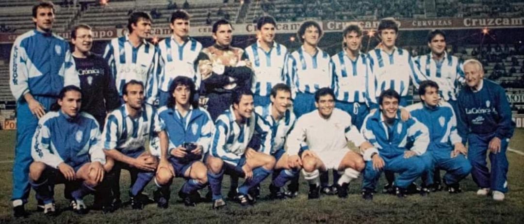 Histórica foto de MAradona posando con la plantilla blanquiazul