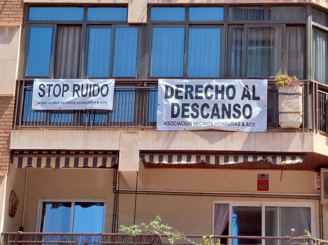 Pancartas de vecinos contra los botellones. 