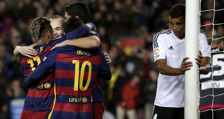 Santos, del Valencia, contempla la celebración del tercer gol del Barcelona.