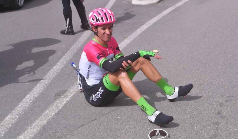 Daniel Moreno tras la caída en la cuarta etapa de la 53ª Tirreno-Adriatico 2018 entre Follonica y Sarnano Sassotetto.