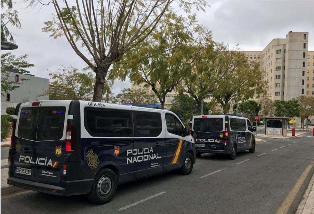 Dos furgones de la Policía Nacional en el Hospital General de Alicante