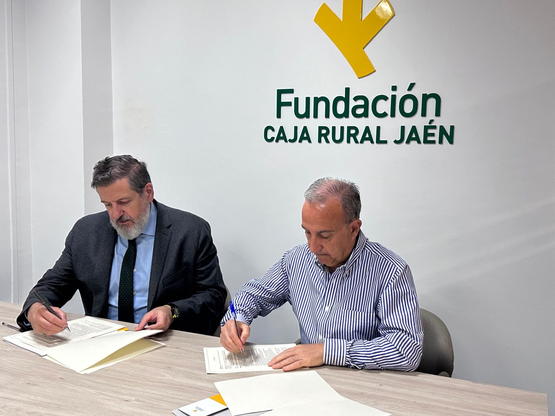 Luis Jesús García-Lomas y Juan José Hervás suscriben el convenio.