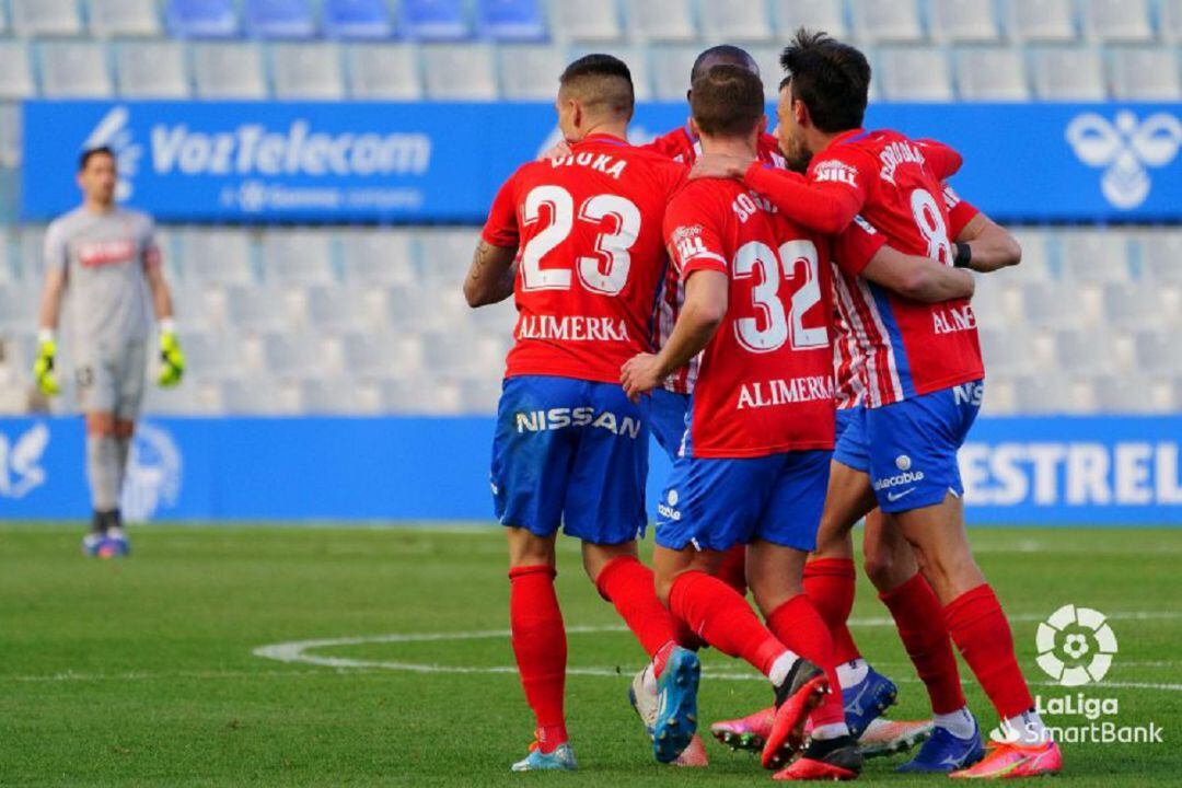 Djuka celebra el tanto del empate junto a sus compañeros. 