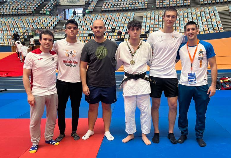 Representantes del Club Judo Binéfar en Valencia
