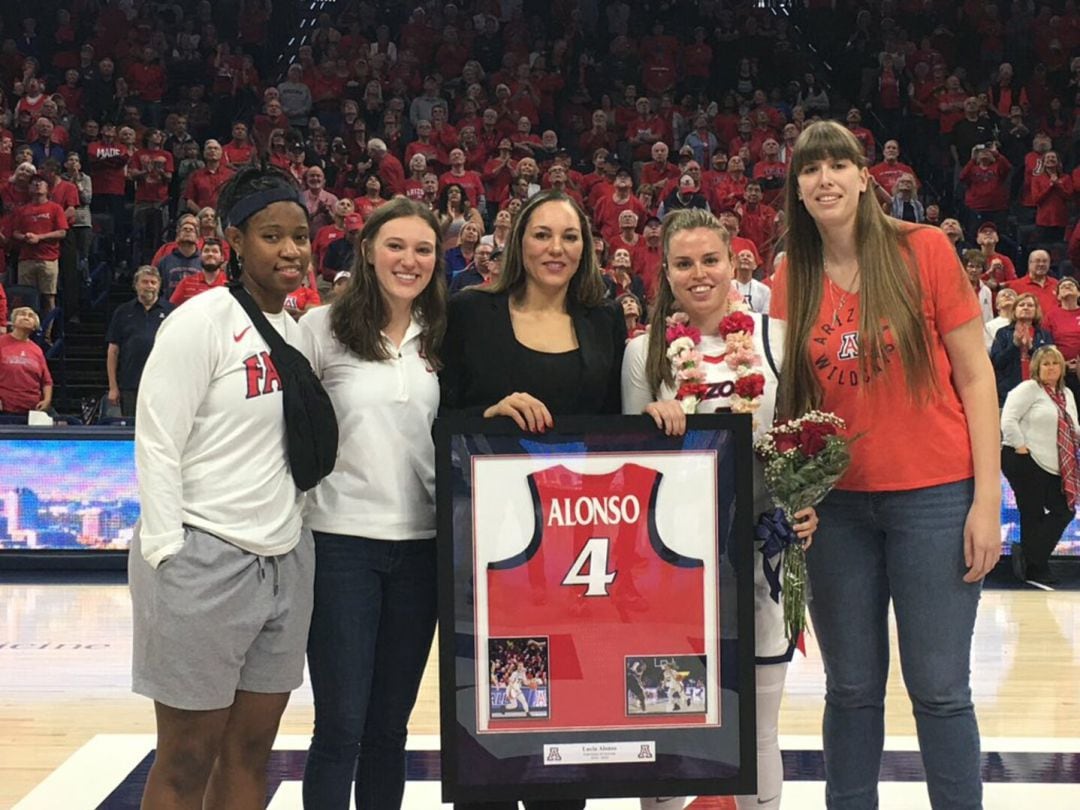 Alonso fue agasajada en su despedida como jugadora de la NCAA