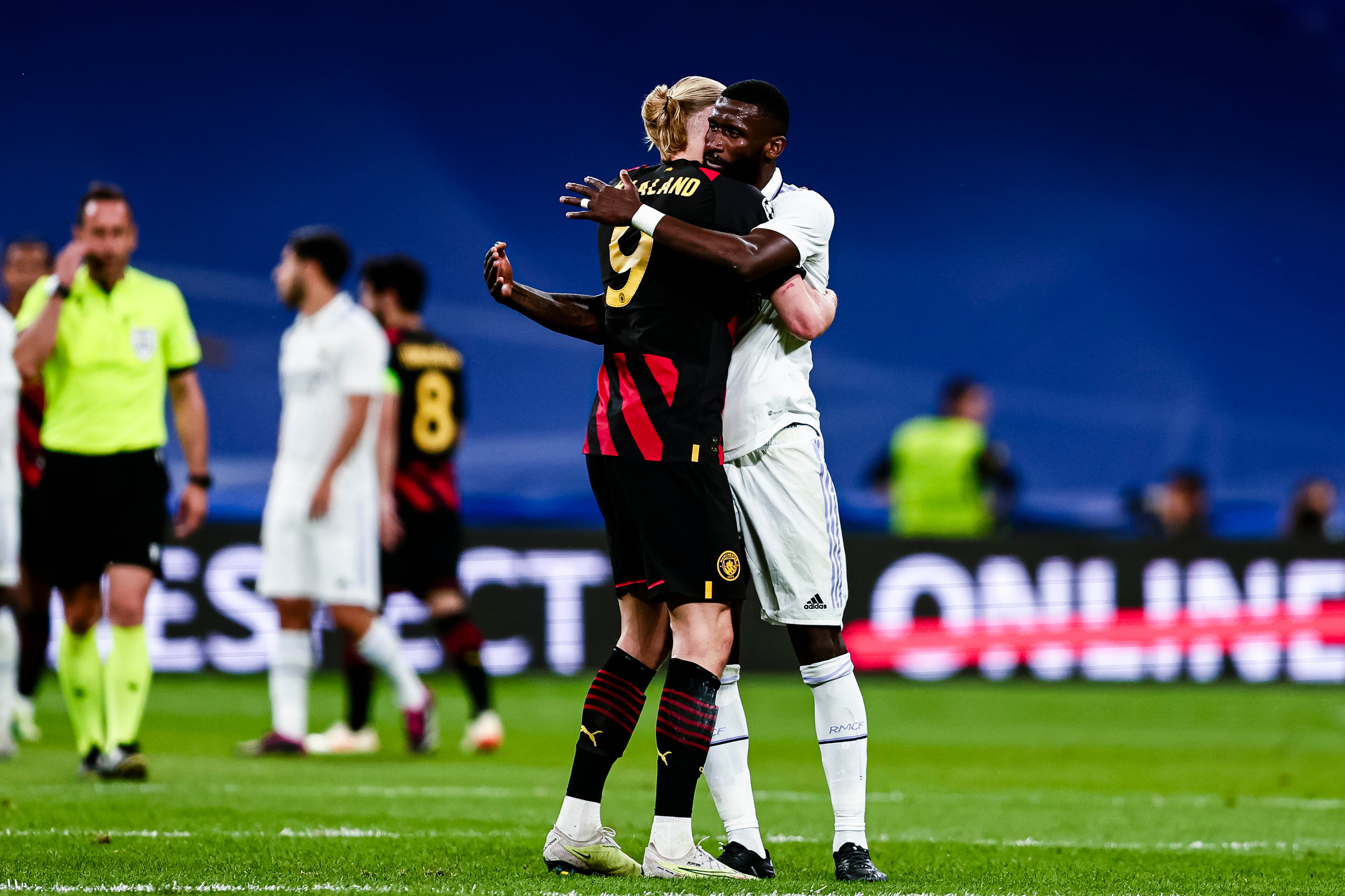 Rudiger y Haaland se abrazan tras el partido.