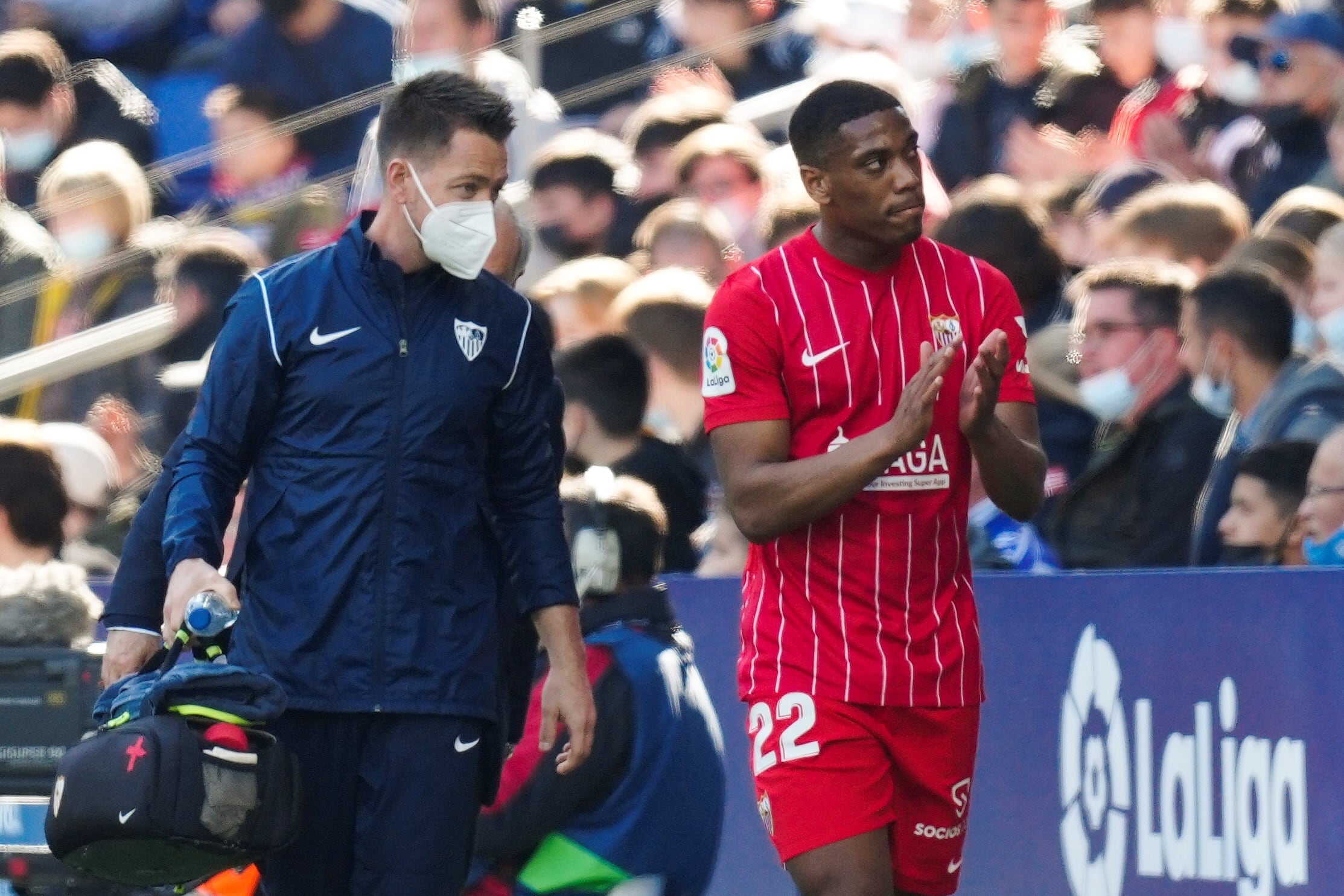 BARCELONA, 20/02/2022.- El delantero francés del Sevilla Anthony Martial se retira tras sufrir una lesión durante el partido de la jornada 25 de Liga disputado este domingo en el RCDE Stadium, en Barcelona. EFE/Enric Fontcuberta
