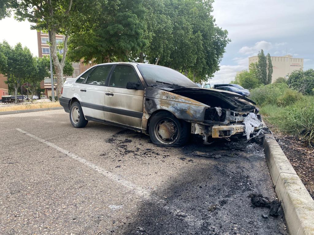 Así quedó el vehículo del primer incendio registrado esta madrugada