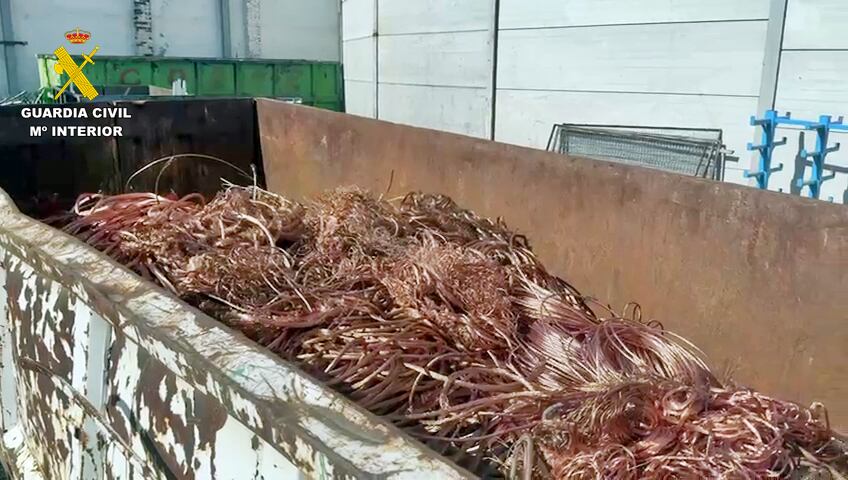 MADRID, 06/11/2025.- La Guardia Civil ha detenido a 18 personas como presuntos autores de 36 robos de cobre en provincias de Extremadura, Castilla y León y Murcia, en los que sustrajeron 65.600 metros de cable -por un valor de 1,7 millones de euros- que tenían como destino chatarrerías de Madrid. EFE/ Guardia Civil // SOLO USO EDITORIAL/SOLO DISPONIBLE PARA ILUSTRAR LA NOTICIA QUE ACOMPAÑA (CRÉDITO OBLIGATORIO)