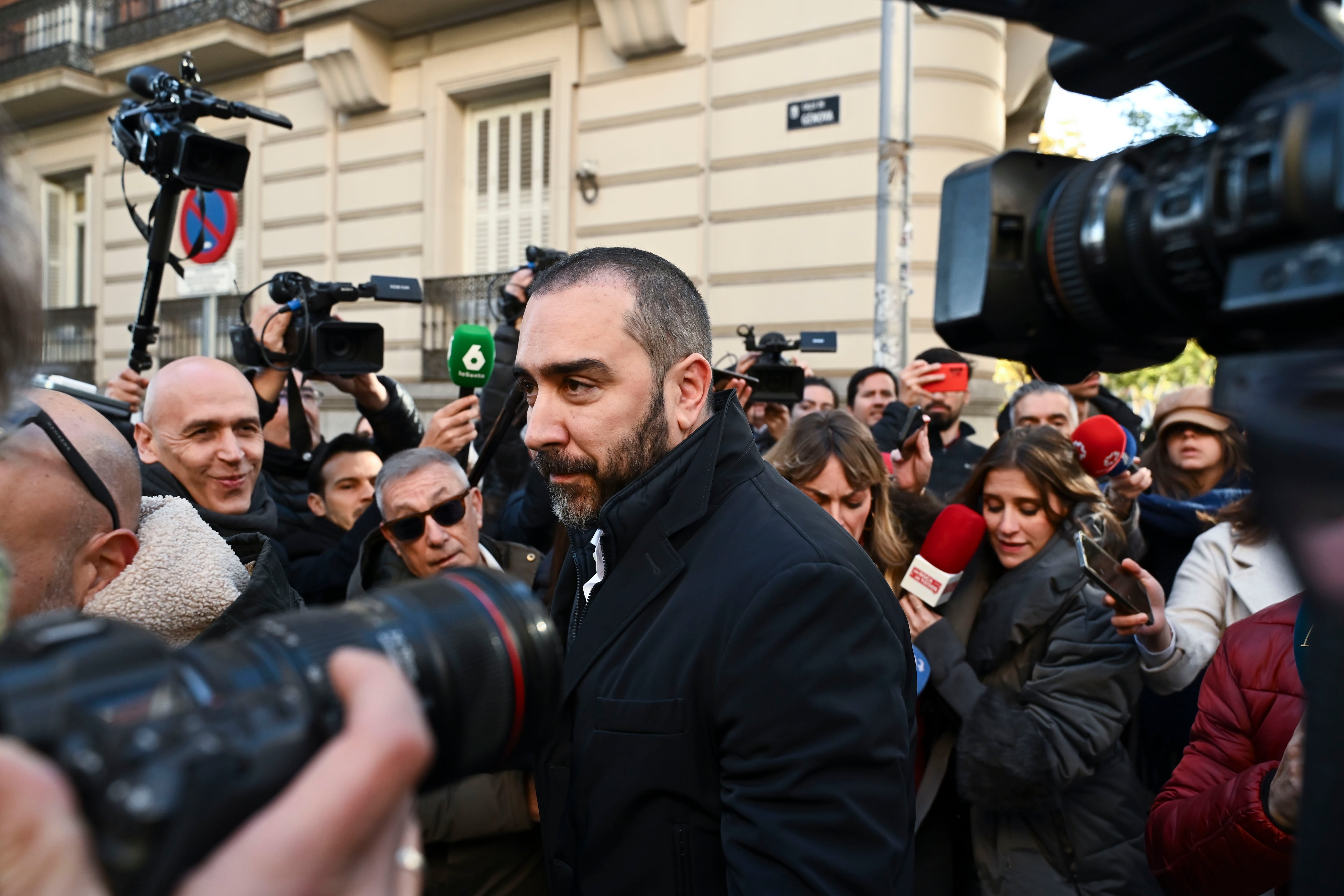 El comisionista y presunto corruptor Víctor de Aldama a su salida de la Audiencia Nacional, donde ha comparecido este jueves ante el juez Ismael Moreno a consecuencia del informe de la UCO sobre contratos de compra de mascarillas en Canarias.