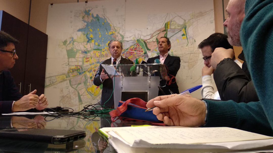 Salvador Fuentes y Rafael Merino durante la rueda de prensa en la Gerencia de Urbanismo