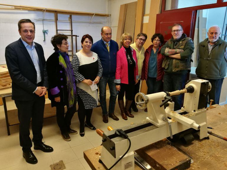 Representantes del Ayto y del gremio artesanal durante la presentación de los talleres de oficios artesanos