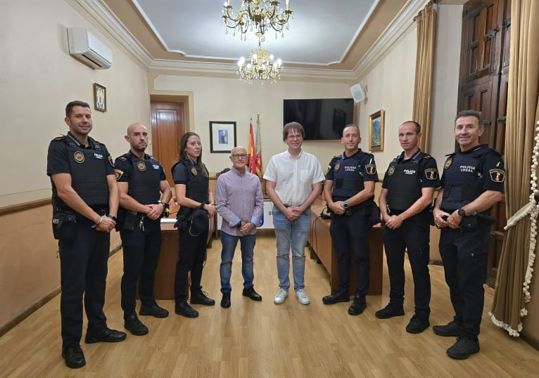 El alcalde y concejal con toda la plantilla de la Policia Local de Bocairent