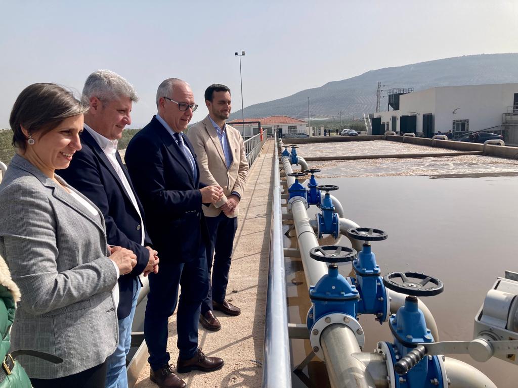 La delegada de Agricultura, Soledad Aranda; el alcalde de Vilches, Adrián Sánchez; el delegado del gobierno, Jesús Estrella, y el director general de Infraestructuras del Agua, Álvaro Real.